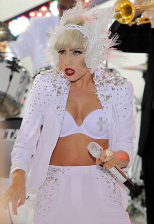 Verrückt und absolut schrill: Newcomerin Lady Gaga schafft es nach wenigen Jahren auf der Bühne auf die "Forbes"-Liste. Mit ihren 62 Millionen Dollar, die sie im vergangenen Jahr verdiente, verdrängte sie sogar die große Pop-Queen Madonna.