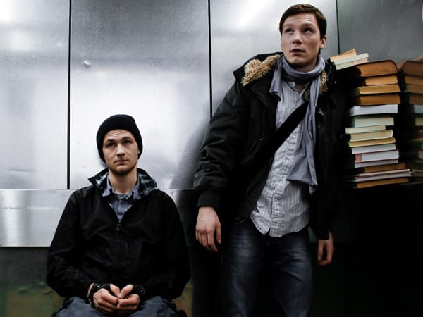 Ben ist intelligent und schlagfertig, aber er lässt keinen an sich heran. Als Bens Computer den Geist aufgibt und seine Magisterarbeit aus dem Fenster flattert, muss sein neuer Zivi Christian (Jacob Matschenz) ihn zur Uni fahren. Ben ist intelligent und schlagfertig, aber er lässt keinen an sich heran. Als Bens Computer den Geist aufgibt und seine Magisterarbeit aus dem Fenster flattert, muss sein neuer Zivi Christian (Jacob Matschenz) ihn zur Uni fahren.