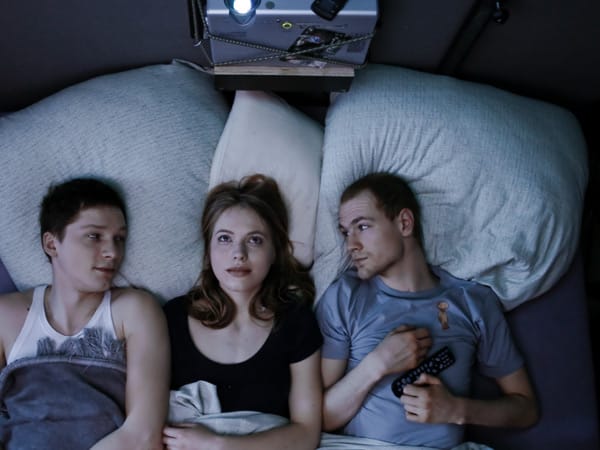 Als die drei eines Tages zu dritt in einem Bett übernachten, kommen Annika und Christian sich näher. Obwohl Ben immer beteuert hat, dass Liebe für ihn nicht in Frage kommt entstehen Spannungen zwischen den dreien. Als die drei eines Tages zu dritt in einem Bett übernachten, kommen Annika und Christian sich näher. Obwohl Ben immer beteuert hat, dass Liebe für ihn nicht in Frage kommt entstehen Spannungen zwischen den dreien.
