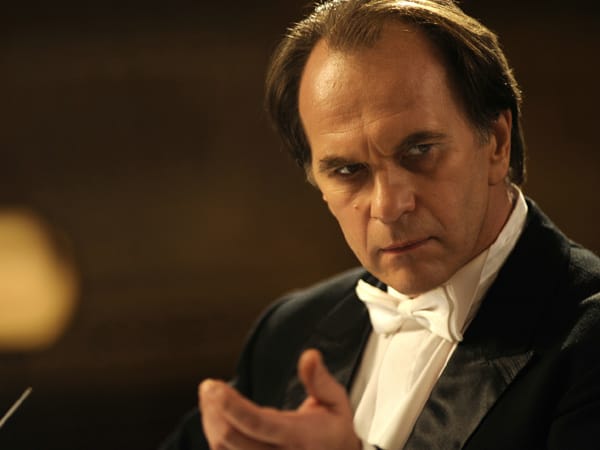 Andreï Filipov (Alexeï Guskow), der ehemalige Dirigent des Bolschoi-Theaters, arbeitet nun dort als Putzkraft. Er verlor seinen Posten, als er sich in der Zeit des kommunistischen Regimes weigerte, jüdische Musiker seines Ensembles zu entlassen. Andreï Filipov (Alexeï Guskow), der ehemalige Dirigent des Bolschoi-Theaters, arbeitet nun dort als Putzkraft. Er verlor seinen Posten, als er sich in der Zeit des kommunistischen Regimes weigerte, jüdische Musiker seines Ensembles zu entlassen.