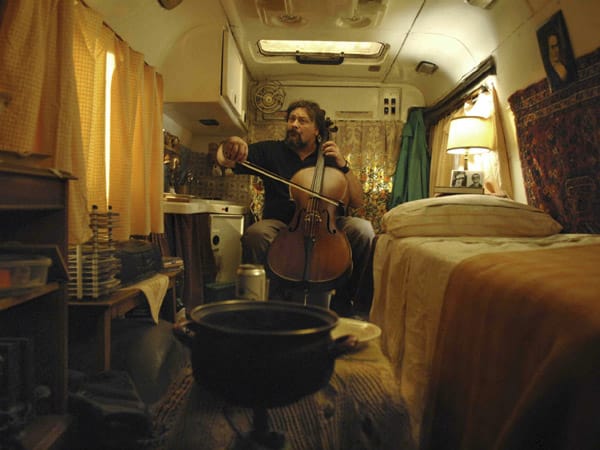 Trotzdem sich der renommierte Dirigent hinter seine Musiker gestellt hatte, wurden alle entlassen. Auch sein bester Freund, der Cellist Sacha Grossman (Dmitri Nazarov), der seitdem in einem verbeulten Krankenwagen Patienten durch Moskau kutschiert. Trotzdem sich der renommierte Dirigent hinter seine Musiker gestellt hatte, wurden alle entlassen. Auch sein bester Freund, der Cellist Sacha Grossman (Dmitri Nazarov), der seitdem in einem verbeulten Krankenwagen Patienten durch Moskau kutschiert.