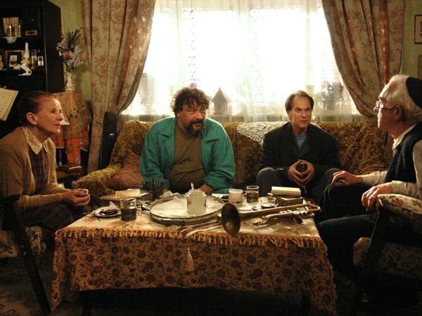 Andrei findet im Büro seines Chefs ein Fax. Der Direktor eines Pariser Theaters sucht dringend ein Ersatzorchester. Mit Sacha besucht er Victor (Alexander Komissarov) und dessen Frau Rivka (Despina Stanescu), um sie von seinem Plan zu überzeugen... Andrei findet im Büro seines Chefs ein Fax. Der Direktor eines Pariser Theaters sucht dringend ein Ersatzorchester. Mit Sacha besucht er Victor (Alexander Komissarov) und dessen Frau Rivka (Despina Stanescu), um sie von seinem Plan zu überzeugen...