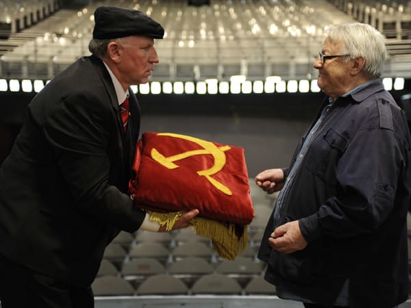 Da Ivan französisch spricht, soll er die Verhandlungen mit dem Pariser Theaterleiter übernehmen. In Paris überreicht der linientreue Kommunist seinem Freund Momo (Roger Dumas) die kommunistische Fahne. Da Ivan französisch spricht, soll er die Verhandlungen mit dem Pariser Theaterleiter übernehmen. In Paris überreicht der linientreue Kommunist seinem Freund Momo (Roger Dumas) die kommunistische Fahne.