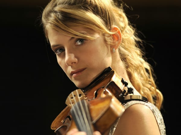 Andreis Bedingung für den Auftritt des "Bolschoi-Orchesters" ist, dass die junge französische Geigerin Anne-Marie (Mélanie Laurent) das Solo spielen soll. Andreis Bedingung für den Auftritt des "Bolschoi-Orchesters" ist, dass die junge französische Geigerin Anne-Marie (Mélanie Laurent) das Solo spielen soll.