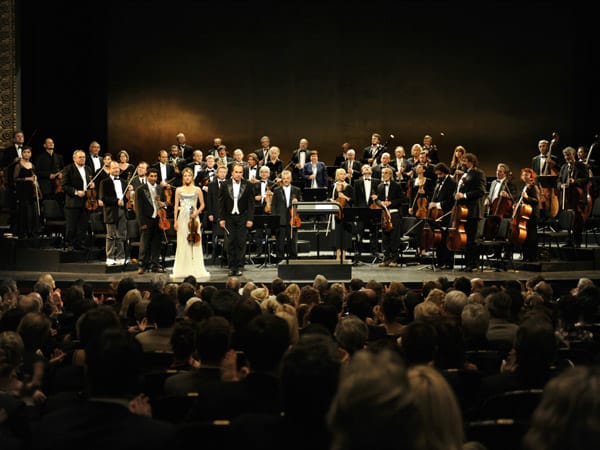 Und tatsächlich gelingt es Andrei, seinen Plan in die Tat umzusetzen und mit seinen alten Orchesterkameraden, die mittlerweile als Möbelpacker, Taxifahrer oder Handyverkäufer arbeiten, wieder auf der Bühne eines Theaters zu stehen... Und tatsächlich gelingt es Andrei, seinen Plan in die Tat umzusetzen und mit seinen alten Orchesterkameraden, die mittlerweile als Möbelpacker, Taxifahrer oder Handyverkäufer arbeiten, wieder auf der Bühne eines Theaters zu stehen...