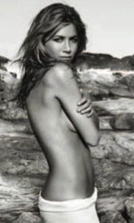 So sexy posiert "Friends"-Star Jennifer Aniston auf den Promotion-Bildern für ihr Parfüm "Lolavie".