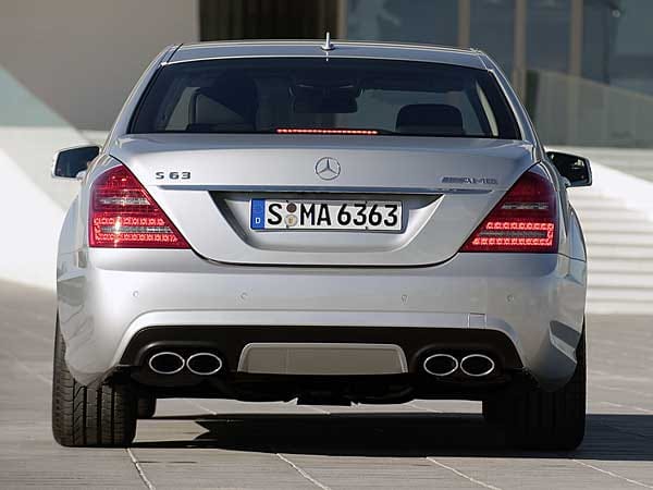 Der Mercedes-Benz S 63 AMG ist mindestens 143.752 Euro teuer (im Bild das alte Modell, erkennbar an den ovalen Auspuffendrohren).