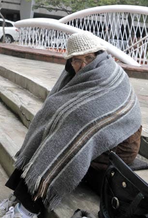Diese alte Frau hat sich gegen die Kälte in ihren Poncho gewickelt. Diese alte Frau hat sich gegen die Kälte in ihren Poncho gewickelt.