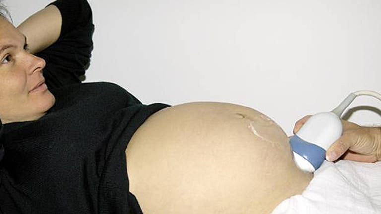 Schwangere Frau bei Ultraschalluntersuchung.