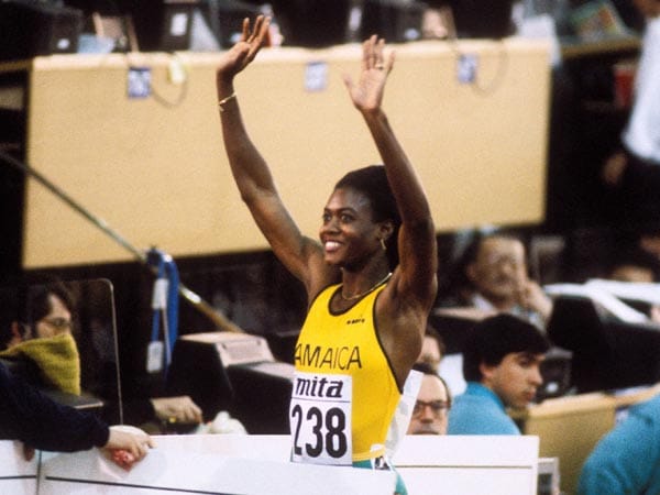 Hallen-WM 1991 in Sevilla: Die Jamaikanerin wird zum ersten Mal Weltmeisterin. "Mannequin in Motion" ist ihr Spitzname.