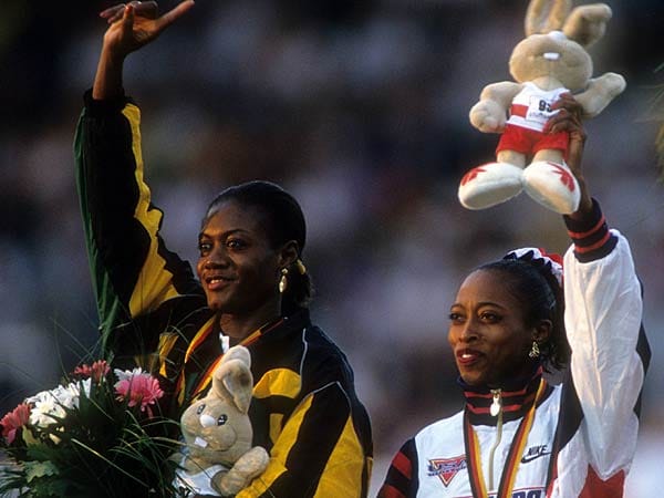 Auch bei der WM 1993 ist die karibische Schönheit unter den Besten: Eine Tausendstelsekunde fehlt ihr zum Sieg, Weltmeisterin wird Gail Devers (USA, re.).