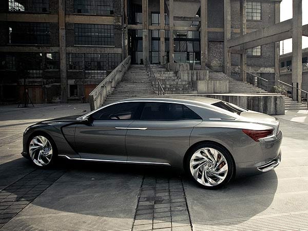 Als Citroën DS9 könnte der flache Viertürer wieder in der Oberklasse mitmischen. Als Citroën DS9 könnte der flache Viertürer wieder in der Oberklasse mitmischen.