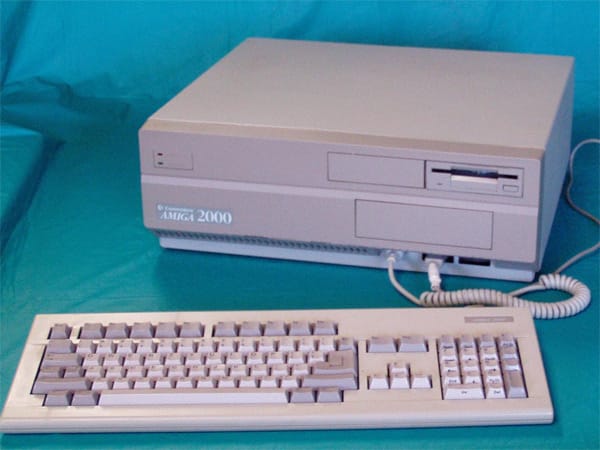 Zusammen mit dem Amiga 500 stellte Commodore 1987 auch den Amiga 2000 vor, der vor allem für Unternehmen gedacht war.