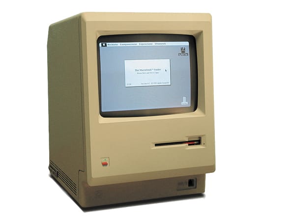 Der Apple Mac kam 1984 kurz vor dem Amiga auf den Markt und wurde ebenfalls mit einer Maus bedient. Mit damals fast 7500 Mark kostete er das doppelte des Amiga 1000 und konnte deutlich weniger