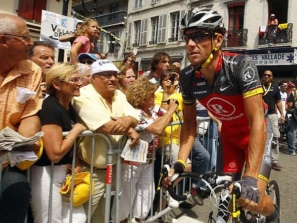 Zaungäste: Lance Armstrong zeigte sich auch vor dem Start zu seiner drittletzten Tour-Etappe volksnah.