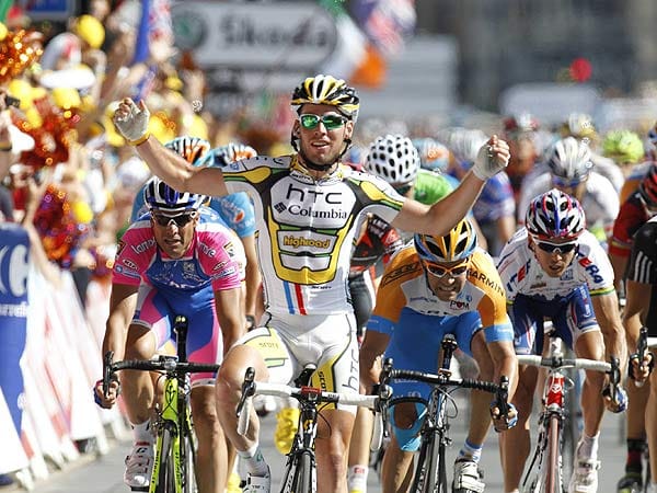 Überlegen: Während Mark Cavendish bereits seinen Erfolg bejubelt, sprinten die Rivalen noch um die Plätze.