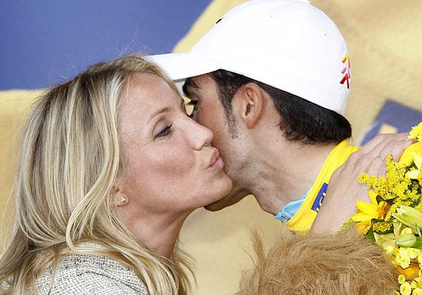 Dafür beneiden bestimmt viele Männer Alberto Contador: Der Spitzenreiter der Tour de France erhält von Cameron Diaz ein Küsschen.