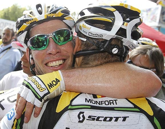 Dankeschön: Mark Cavendish bedankt sich nach seinem Etappensieg bei Teamkamerad Maxime Monfort für die geleistete Vorarbeit.