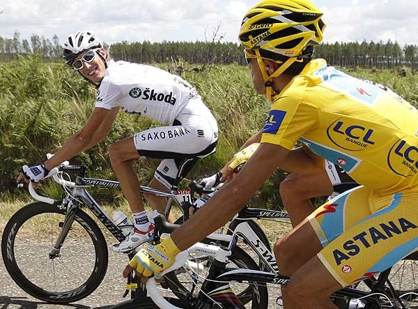 Ein Lächeln übrig: Nachdem sich Andy Schleck (links) und Alberto Contador in den Bergen einen packenden Zweikampf geliefert hatten, ließen es die Spitzenfahrer der Tour diesmal ruhiger angehen.