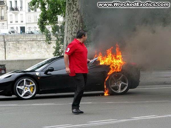 Hier brennt ein nagelneuer Ferrari 458 Italia.