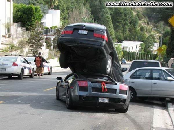 Bei einem Unfall in Los Angeles ist ein Lamborghini Gallardo buchstäblich unter die Räder gekommen.