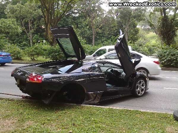 Crash in Singapur: Hier hat es ein Lamborghini Murcielago LP640 mehr als nur ein Rad ab.