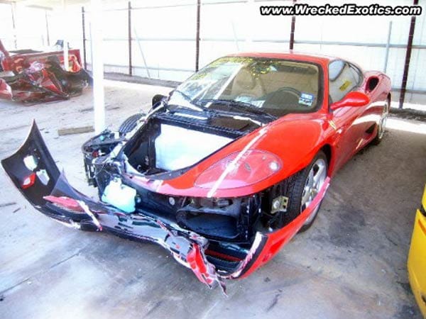 Zerstörte Frontpartie eines 2003 Ferrari 360 Modena.