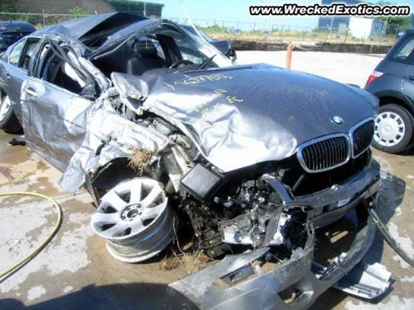 Dieser BMW 750li überschlug sich bei einem Crash auf einem Highway in Dallas gleich viermal.