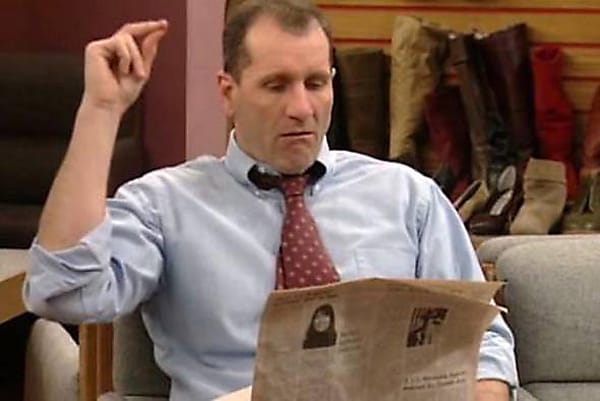 In der TV-Serie "Eine schrecklich nette Familie" blättert Ed O’Neill alias Al Bundy gerne mal die Zeitung durch. Zu blöd allerdings ist, dass das Bild der lachenden Frau auf der Rückseite des Blattes... In der TV-Serie "Eine schrecklich nette Familie" blättert Ed O’Neill alias Al Bundy gerne mal die Zeitung durch. Zu blöd allerdings ist, dass das Bild der lachenden Frau auf der Rückseite des Blattes...