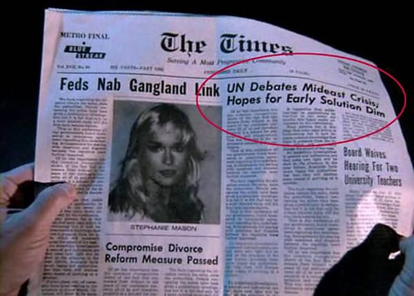 Aber nicht nur die Frau mit dem Lächeln, auch die immer gleiche UN-Debatte um die Israel-Krise ("UN Debates Mideast Crisis") genießt in der Film-Zeitung ewig währende Aktualität. So zum Beispiel in den TV-Serien "Knight Rider",... Aber nicht nur die Frau mit dem Lächeln, auch die immer gleiche UN-Debatte um die Israel-Krise ("UN Debates Mideast Crisis") genießt in der Film-Zeitung ewig währende Aktualität. So zum Beispiel in den TV-Serien "Knight Rider",...