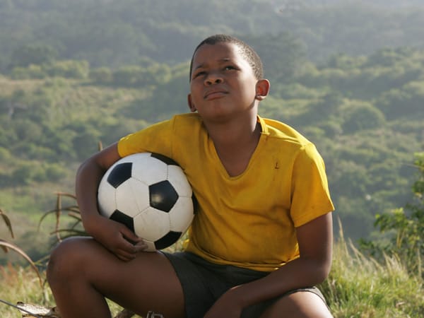 Der elfjährige Themba (Emmanuel Soquinase) wächst in ärmlichen Verhältnissen mit seiner Mutter und seiner jüngeren Schwester in einem kleinen Dorf in Eastern Cape auf. Seine ganze Leidenschaft gehört dem Fußball.