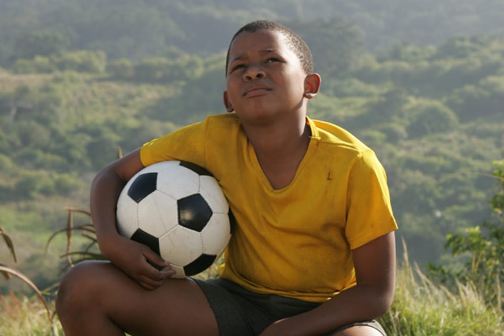 Der elfjährige Themba (Emmanuel Soquinase) wächst in ärmlichen Verhältnissen mit seiner Mutter und seiner jüngeren Schwester in einem kleinen Dorf in Eastern Cape auf. Seine ganze Leidenschaft gehört dem Fußball.