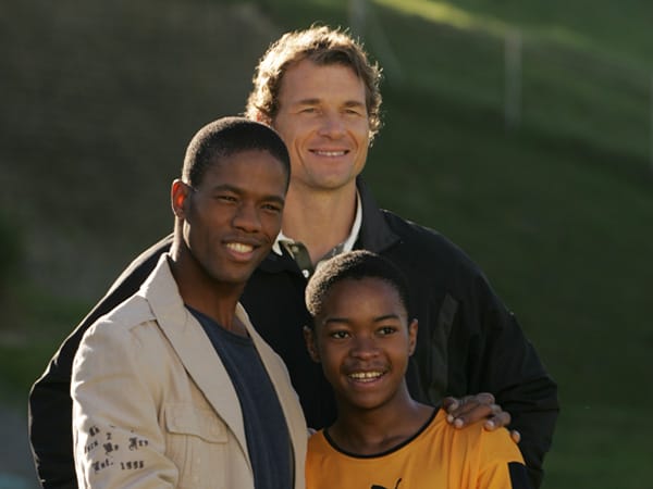 Themba muss nun Geld für die Familie verdienen. John Jacobs (Jens Lehmann) nimmt ihn in die Fußball Academy auf. Doch einen Tag bevor er bei einem Nationalspiel von Bafana Bafana dabei sein darf, erfährt er, dass er HIV-positiv ist.