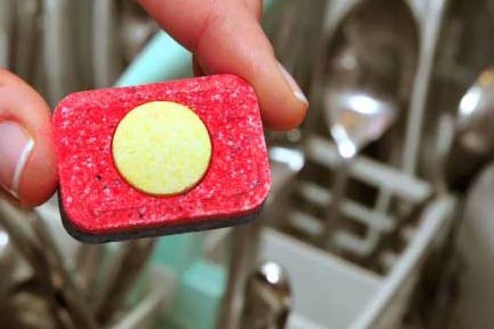 Stiftung Warentest hat Bio-Geschirrspültabs getestet. Fünf Produkte fielen durch.