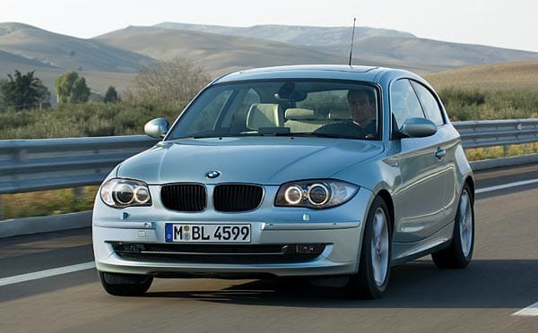 BMW macht dem Golf GTI und Co. mit dem BMW 130i Konkurrenz. Der 258-PS-Bolide kostet 34.600 Euro. Der schnelle 1er BMW schafft den Sprint von 0 auf 100 km/h in nur 6 Sekunden.