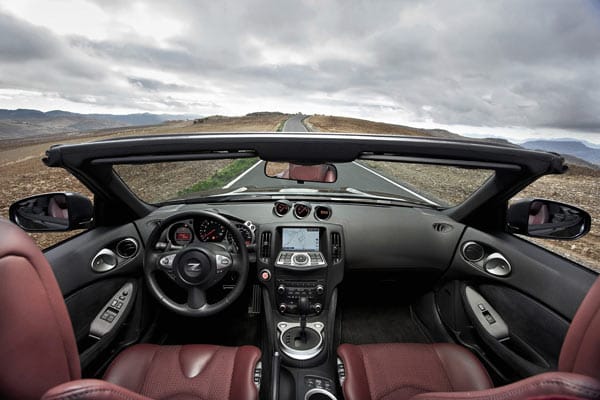 Innenansicht vom Nissan Roadster: Die drei Uhren auf dem Armaturenbrett sorgen für Rennwagen-Feeling.