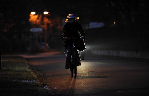 Fahrrad-Rüpel: Manche Radfahrer meinen, sie stünden über dem Gesetz und ignorieren schon aus Prinzip rote Ampel. Andere halten sich für unverwundbar, so wie dieser Radfahrer ohne Licht am Rad.