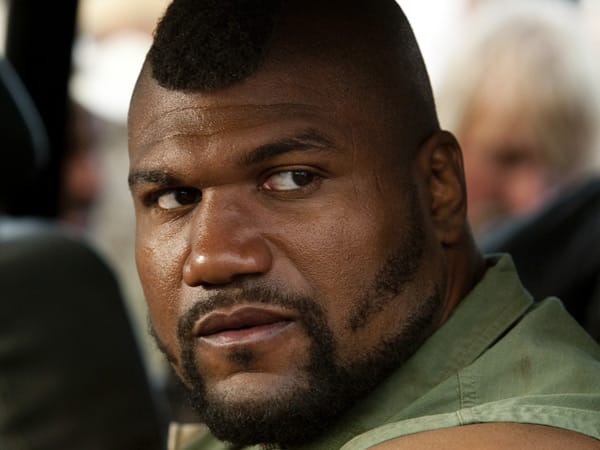 Nämlich Bosco "B.A." Baracus (Quinton 'Rampage' Jackson), der zwar jeden Gegner ausknocken und aus jedem Schrott etwas Sinnvolles basteln kann, doch gerade bei Fliegen hört der Spaß auf. So ist Murdock und Pilot-Sein die wohl schlechteste Kombination. Nämlich Bosco "B.A." Baracus (Quinton 'Rampage' Jackson), der zwar jeden Gegner ausknocken und aus jedem Schrott etwas Sinnvolles basteln kann, doch gerade bei Fliegen hört der Spaß auf. So ist Murdock und Pilot-Sein die wohl schlechteste Kombination.