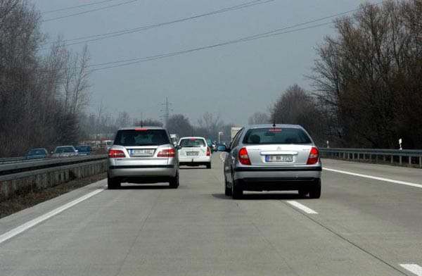Schleicher und Linke-Spur-Blockierer: Für manche Fahrer ist das Rechtsfahrgebot geradezu ein Fremdwort. Auch bei freier Autobahn sieht man immer wieder langsame Fahrzeuge, die den linken Fahrstreifen blockieren.