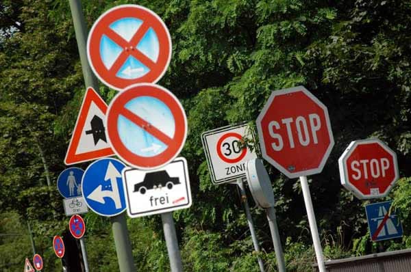 Schilder-Wald: In Deutschland stehen zu viele Verkehrsschilder. Vor allem im engen Stadtverkehr, bei dem die volle Aufmerksamkeit der Fahrer nötig ist, stören die vielen Verkehrsschilder.