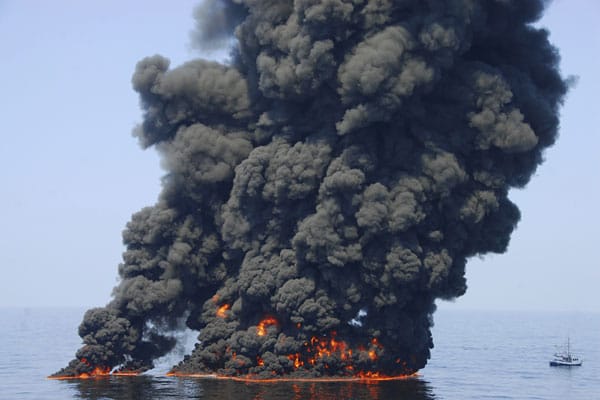 Auf der Ölbohrinsel "Deepwater Horizon" im Golf von Mexiko gibt es am 20. April 2010 eine Explosion. Zwei Tage später versinkt der lichterloh brennende Stahlkoloss im Meer. 126 Öl-Arbeiter können gerettet werden, elf sterben bei dem Unglück. Auf der Ölbohrinsel "Deepwater Horizon" im Golf von Mexiko gibt es am 20. April 2010 eine Explosion. Zwei Tage später versinkt der lichterloh brennende Stahlkoloss im Meer. 126 Öl-Arbeiter können gerettet werden, elf sterben bei dem Unglück.