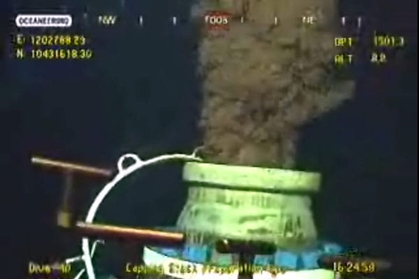 Experten versuchen unter anderem mit einem Unterwasser-Roboter, das Ölleck in 1500 Metern Tiefe zu stopfen - ohne Erfolg. Der Mineralölmulti BP bricht den Versuch ab, das ausströmende Öl mit Hilfe einer großen Stahlkuppel abzusaugen. Das wirkliche Ausmaß der Katastrophe wird immer klarer. Experten versuchen unter anderem mit einem Unterwasser-Roboter, das Ölleck in 1500 Metern Tiefe zu stopfen - ohne Erfolg. Der Mineralölmulti BP bricht den Versuch ab, das ausströmende Öl mit Hilfe einer großen Stahlkuppel abzusaugen. Das wirkliche Ausmaß der Katastrophe wird immer klarer.