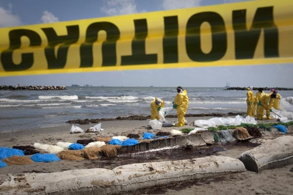 Unermüdlich entfernen BP-Mitarbeiter den angespülten Ölteppich. Zudem versucht der Konzern immer wieder den Ölaustritt am defekten Bohrloch zu stoppen. Die verheerende Umweltkatastrophe hat BP bereits mehr als drei Milliarden Dollar gekostet. Unermüdlich entfernen BP-Mitarbeiter den angespülten Ölteppich. Zudem versucht der Konzern immer wieder den Ölaustritt am defekten Bohrloch zu stoppen. Die verheerende Umweltkatastrophe hat BP bereits mehr als drei Milliarden Dollar gekostet.