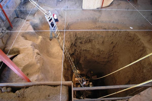 Tunneleingang: Manche Experten spekulieren, ob Teotihuacán die erste Republik auf dem amerikanischen Kontinent war - weil sich auf den prächtigen künstlerischen Darstellungen vor Ort keine Hinweise auf höhergestellte Persönlichkeiten finden. Tunneleingang: Manche Experten spekulieren, ob Teotihuacán die erste Republik auf dem amerikanischen Kontinent war - weil sich auf den prächtigen künstlerischen Darstellungen vor Ort keine Hinweise auf höhergestellte Persönlichkeiten finden.