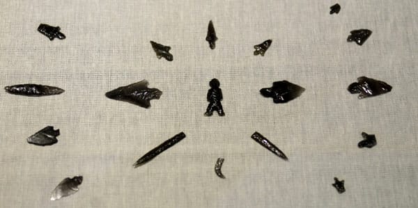 Bei den Ausgrabungen gefundene Artefakte: Weil die Erkenntnisse auch nach 100 Jahren archäologischer Arbeit noch dünn sind, stürzen sich Fachleute und Laien mit Begeisterung auf Nachrichten aus Teotihuacán. Bei den Ausgrabungen gefundene Artefakte: Weil die Erkenntnisse auch nach 100 Jahren archäologischer Arbeit noch dünn sind, stürzen sich Fachleute und Laien mit Begeisterung auf Nachrichten aus Teotihuacán.