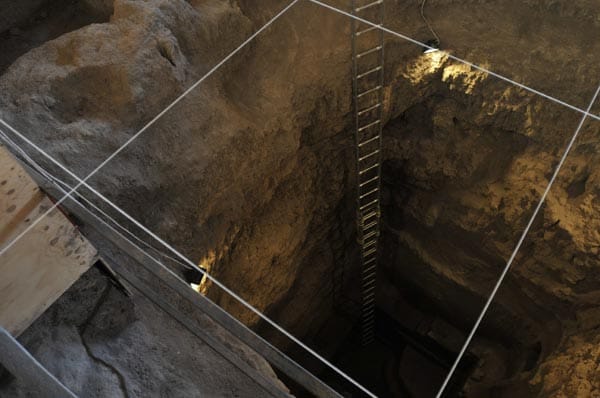 Geheimnisvoller Tunnel: Er ist rund hundert Meter lang, vier Meter breit und führt in 12 bis 15 Metern Tiefe unter dem heiligsten Bauwerk der antiken Stadt entlang, dem Tempel der gefiederten Schlange ("Quetzalcoatl"). Geheimnisvoller Tunnel: Er ist rund hundert Meter lang, vier Meter breit und führt in 12 bis 15 Metern Tiefe unter dem heiligsten Bauwerk der antiken Stadt entlang, dem Tempel der gefiederten Schlange ("Quetzalcoatl").
