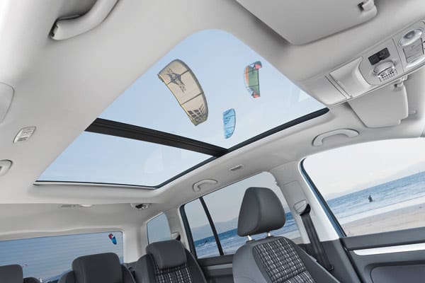 Das Panaroma-Glasdach sorgt für viel Licht im Innenraum beim VW Cross-Touran.