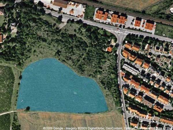 Der Nackenheimer See in Google Earth: Kühles Nass im Grünen, direkt um die Ecke von einem hübschen Wohngebiet – nur leider gibt es den See nicht.
