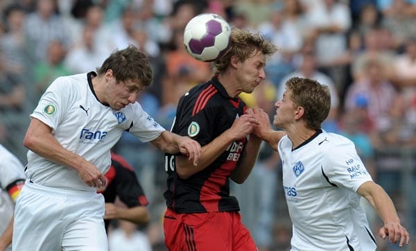Pirmasens kann nur in den ersten Minuten genügend Druck gegen Stefan Kießlings Leverkusener aufbauen.