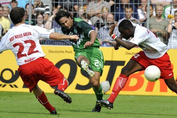 Claudio Pizarro bringt Werder Bremen bei RW Ahlen früh auf Kurs.